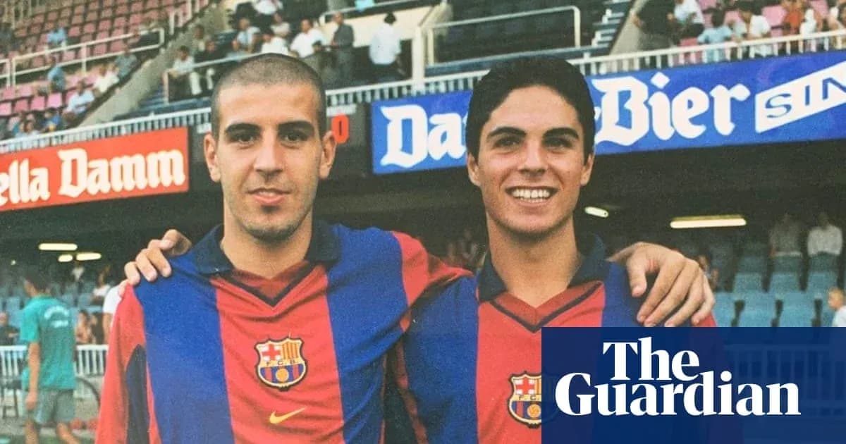 İki futbolçu Barcelona formasında poz verirlər