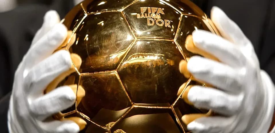 Şəxsi əlcəkdə FIFA Ballon d'Or tutan şəxs