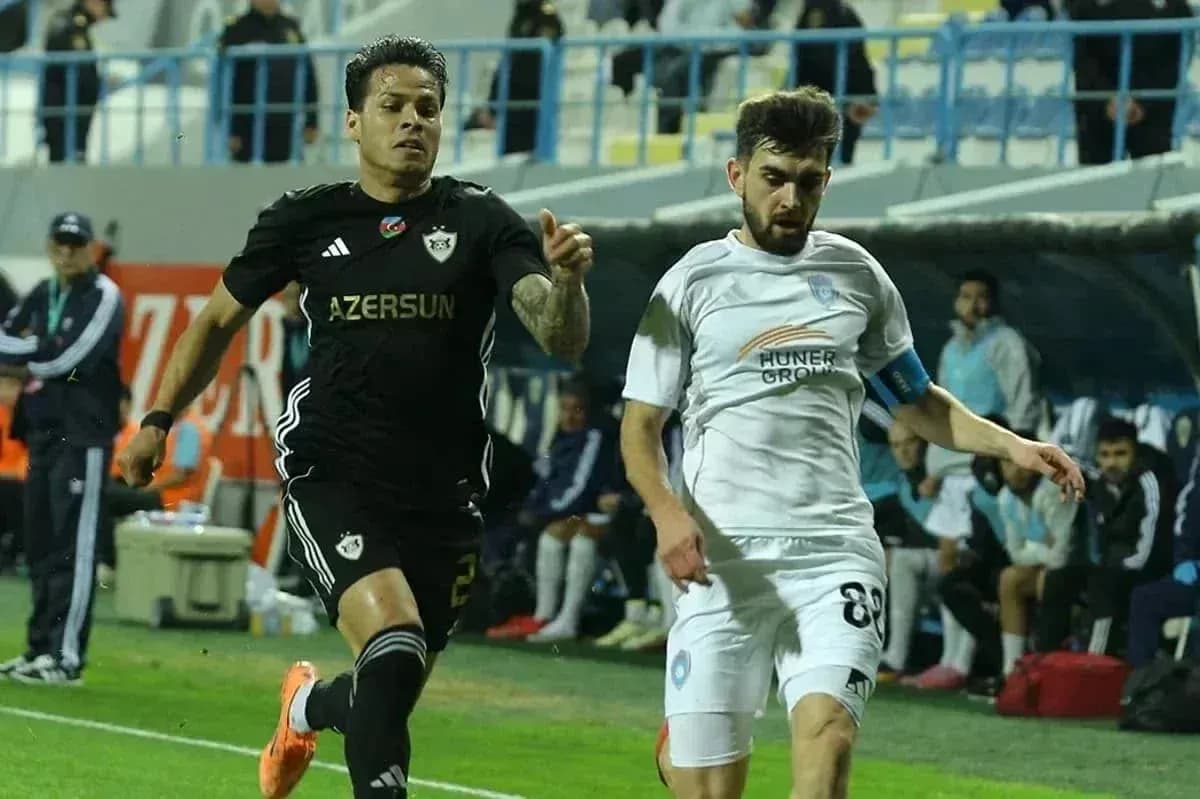 Qəbələ və Qarabağ oyunu zamanı futbolçular