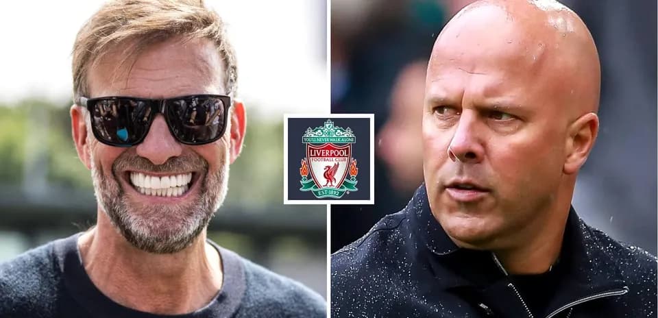 İki futbol məşqçisi, Liverpool emblemi arxasında