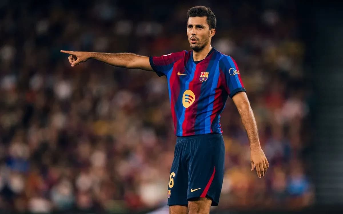 Barcelona oyunçusu meydanda göstəriş verir