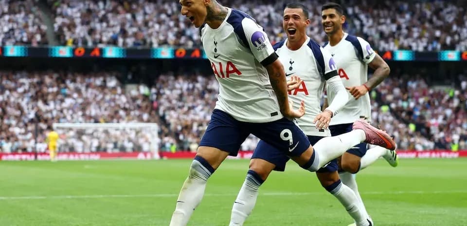 Tottenham futbolçuları qol sevincini yaşayır
