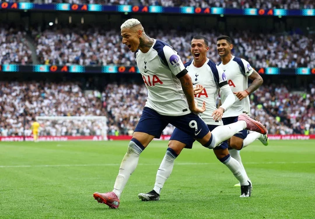 Tottenham futbolçuları qol sevincini yaşayır