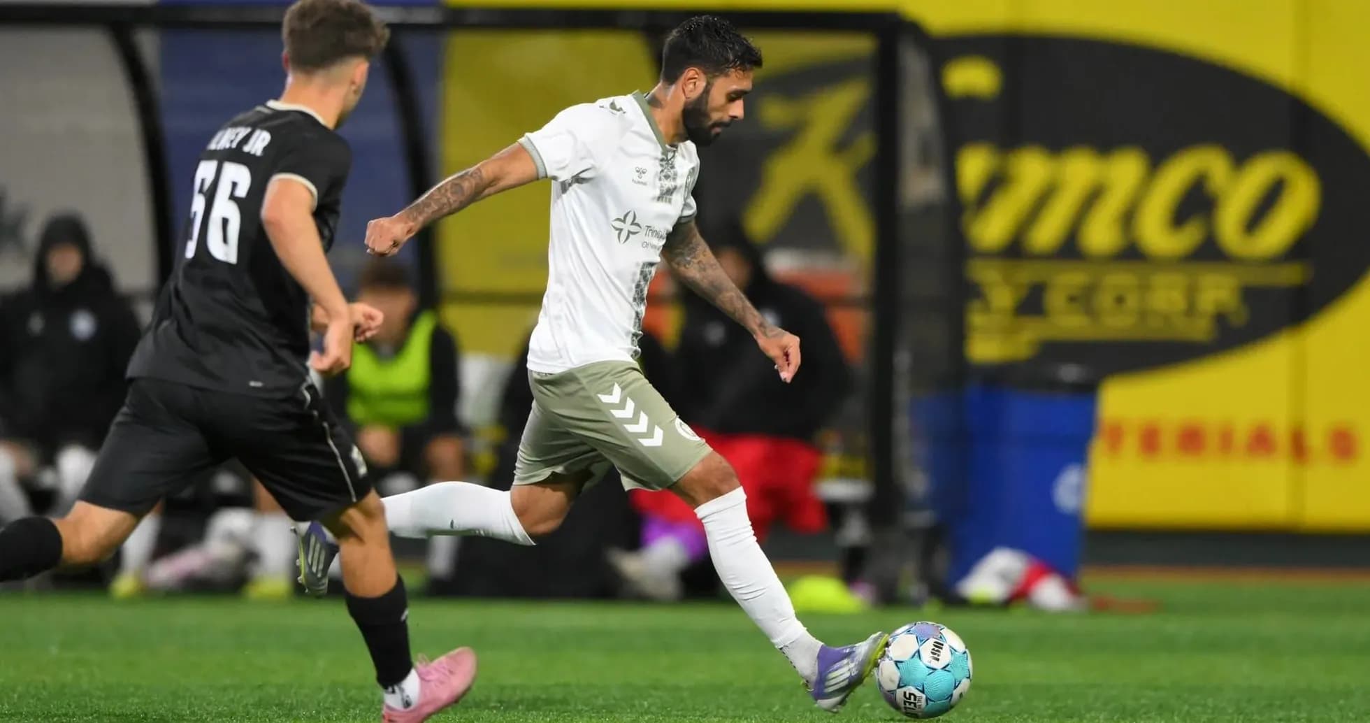 NY Cosmos futbolçusu topu sürür