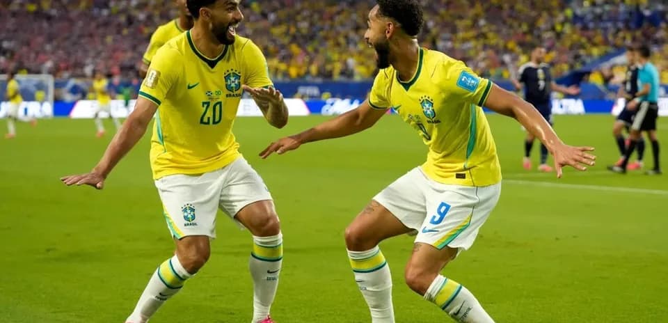 Braziliya oyunçuları qələbə sevinci yaşayır
