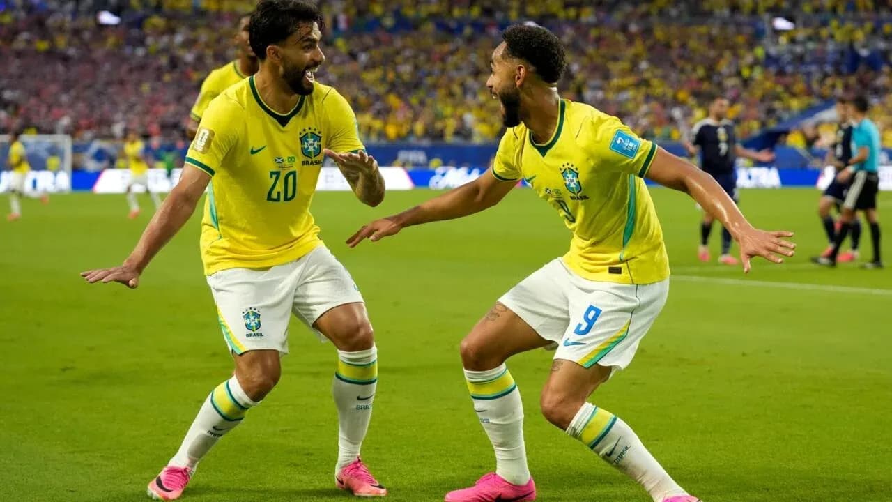 Braziliya oyunçuları qələbə sevinci yaşayır