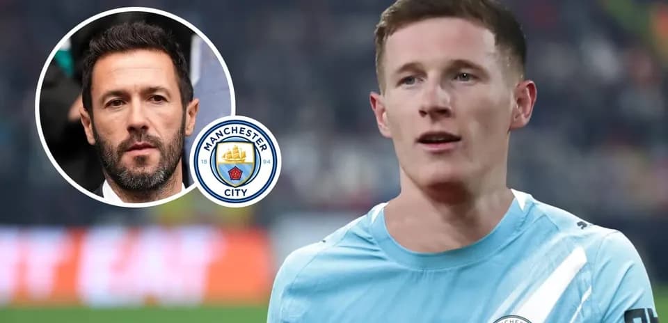 Futbolçu oyun forması ilə meydanda görünür