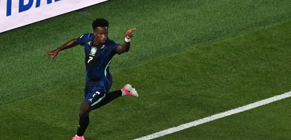 Futbolçu qolu qeyd edərək şərh edir