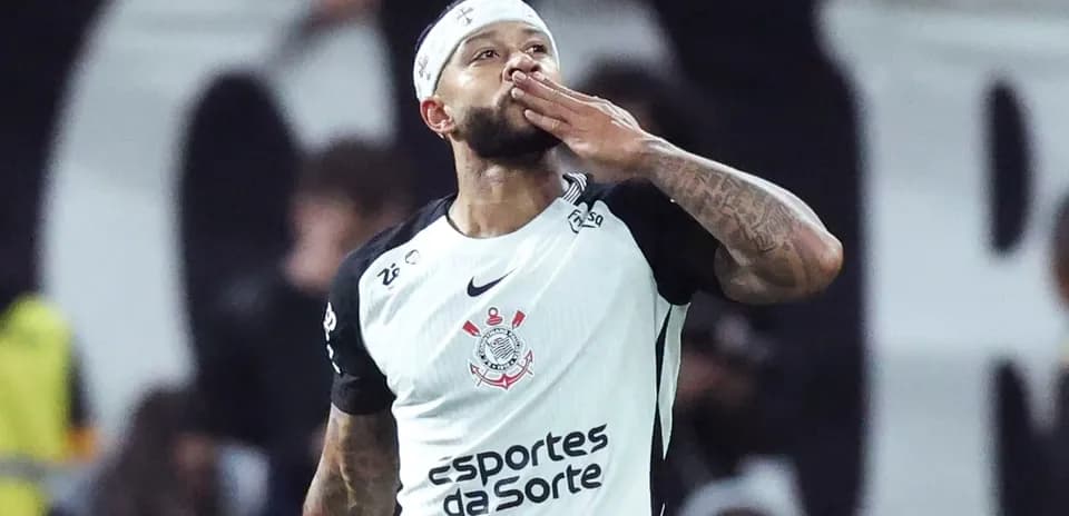 Futbolçu qol vurduqdan sonra öpüş göndərir