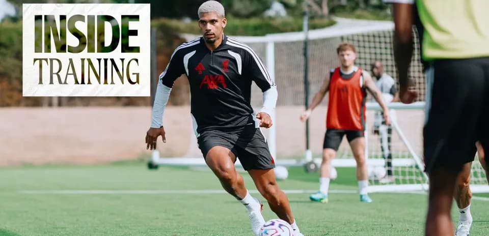 Futbolçunun məşq zamanı topa doğru qaçması
