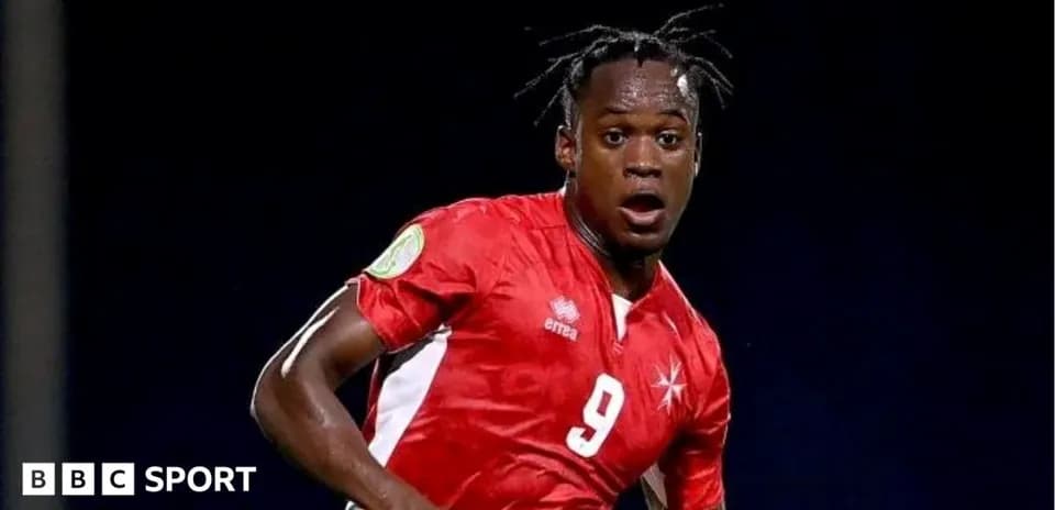 Futbolçu qırmızı forma ilə oyunda iştirak edir