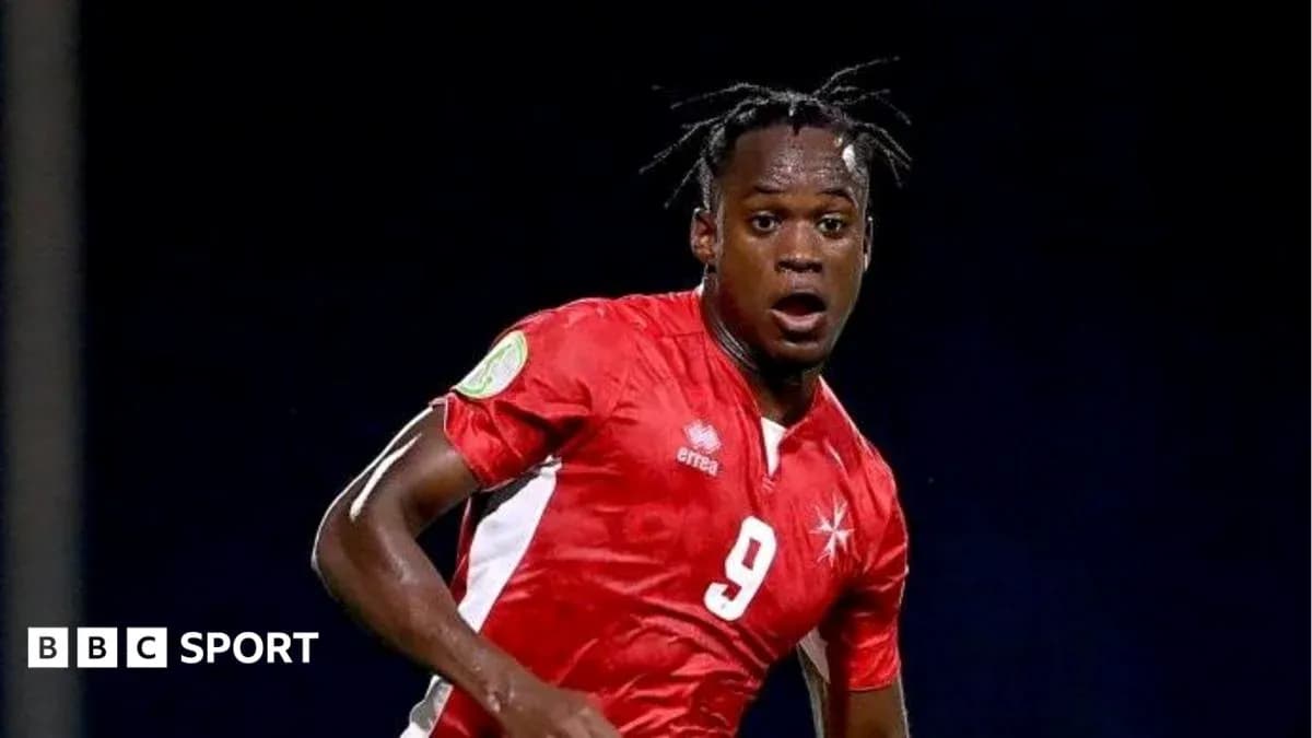 Futbolçu qırmızı forma ilə oyunda iştirak edir