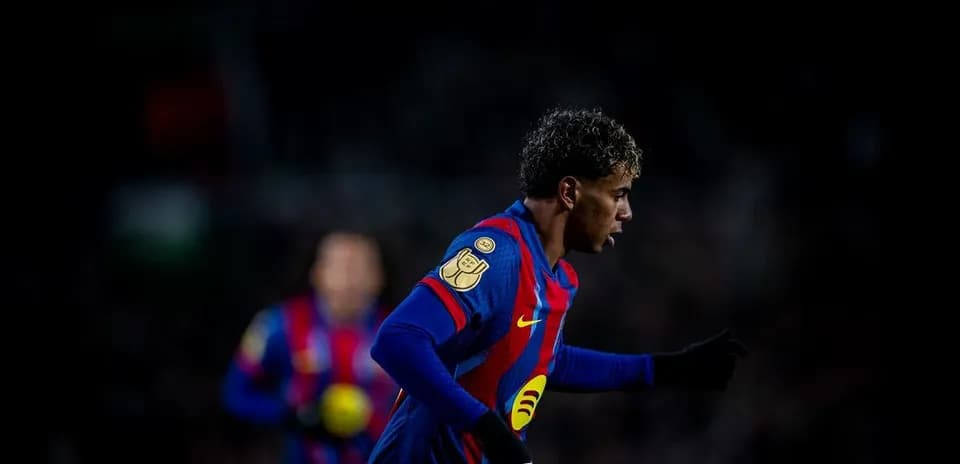 Barcelona futbolçusu oyunda hərəkət edir