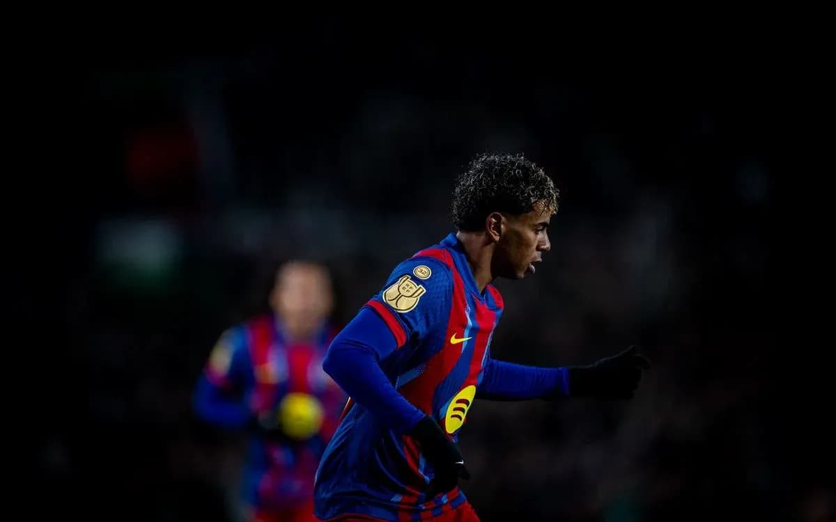 Barcelona futbolçusu oyunda hərəkət edir