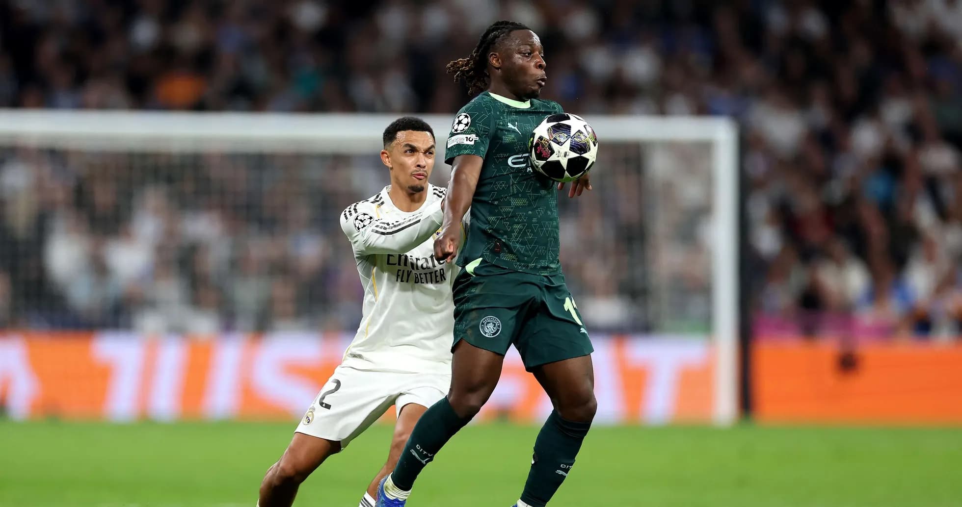 Manchester City W oyunçusu topu tutarkən