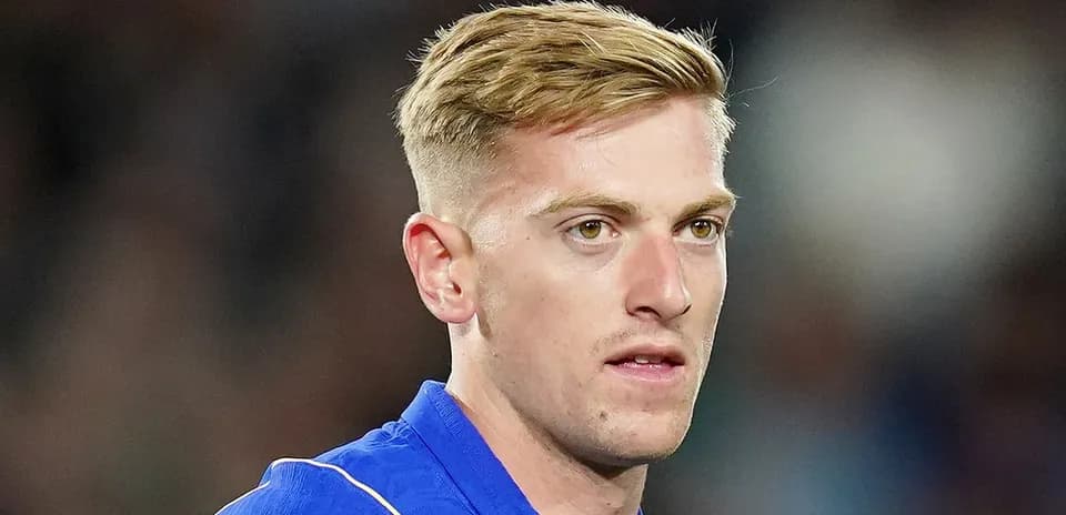 Futbolçu mavi forma ilə meydanda