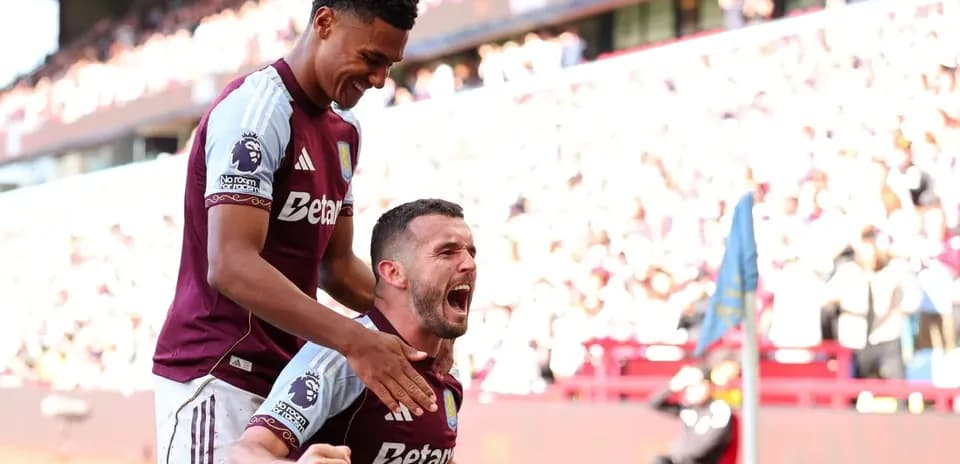 Aston Villa oyunçuları sevinir