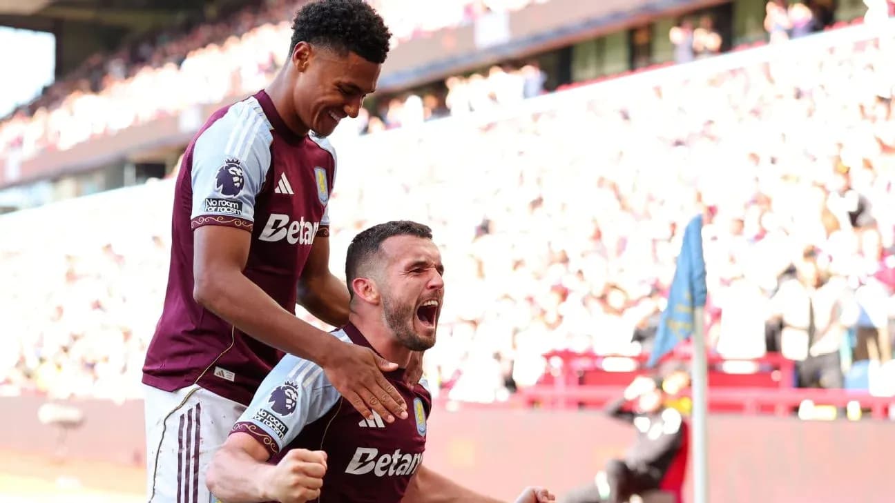 Aston Villa oyunçuları sevinir
