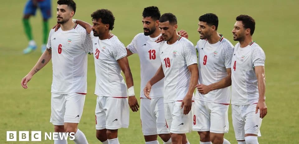 İran futbolçuları meydanda bir araya gəlib