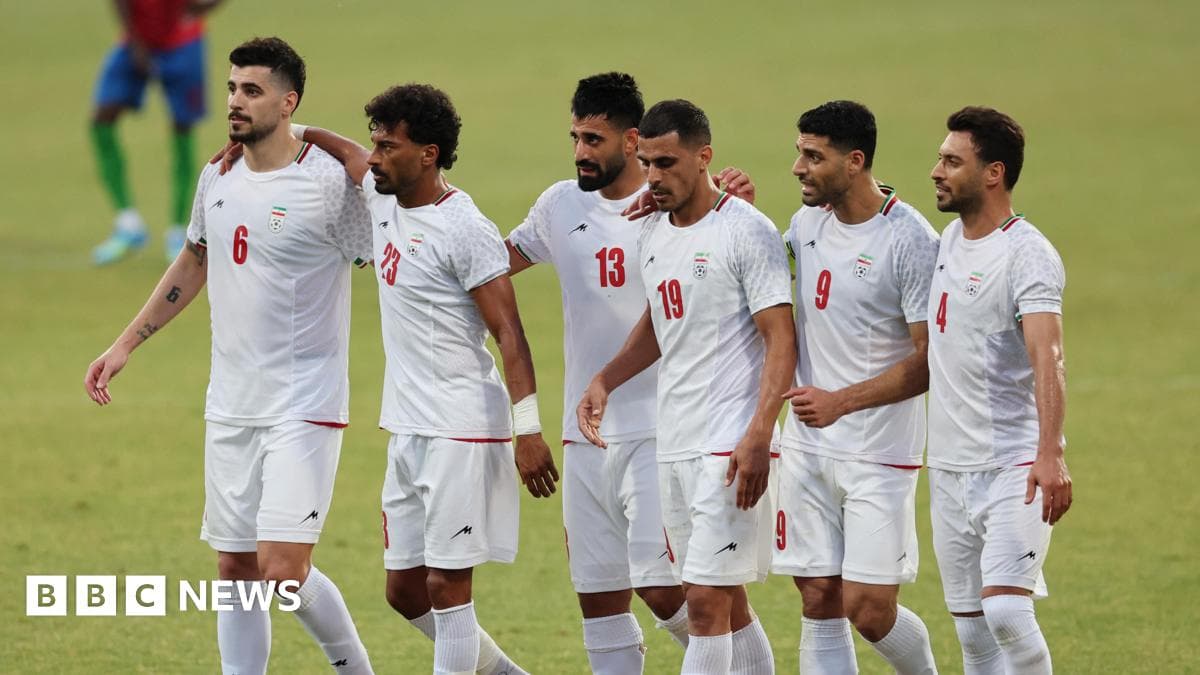 İran futbolçuları meydanda bir araya gəlib