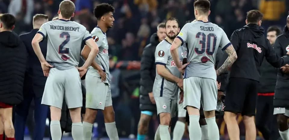 Red Bull Salzburg oyunçuları görüşür