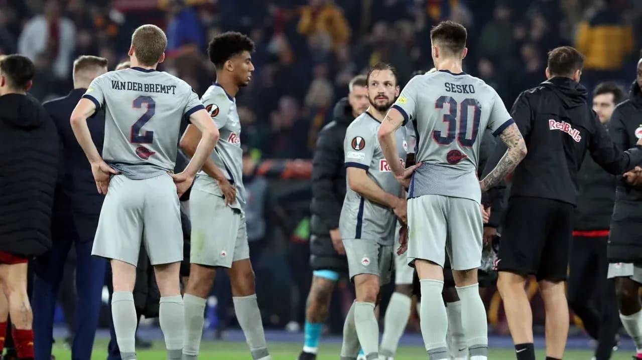 Red Bull Salzburg oyunçuları görüşür