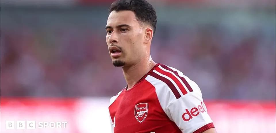 Futbolçu Arsenal formasında oyun sahasında
