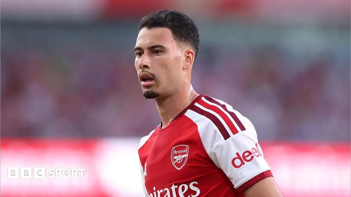 Futbolçu Arsenal formasında oyun sahasında