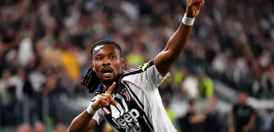 Futbolçu qol sevincini qeyd edir stadionda