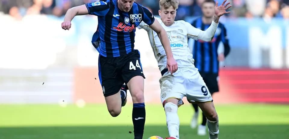 Cagliari və Atalanta oyunçuları top uğrunda mübarizə aparır