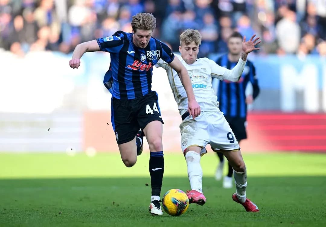 Cagliari və Atalanta oyunçuları top uğrunda mübarizə aparır
