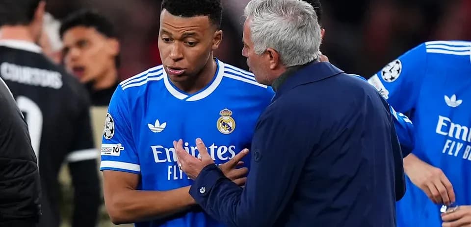 Mbappé speaking with coach during match pause