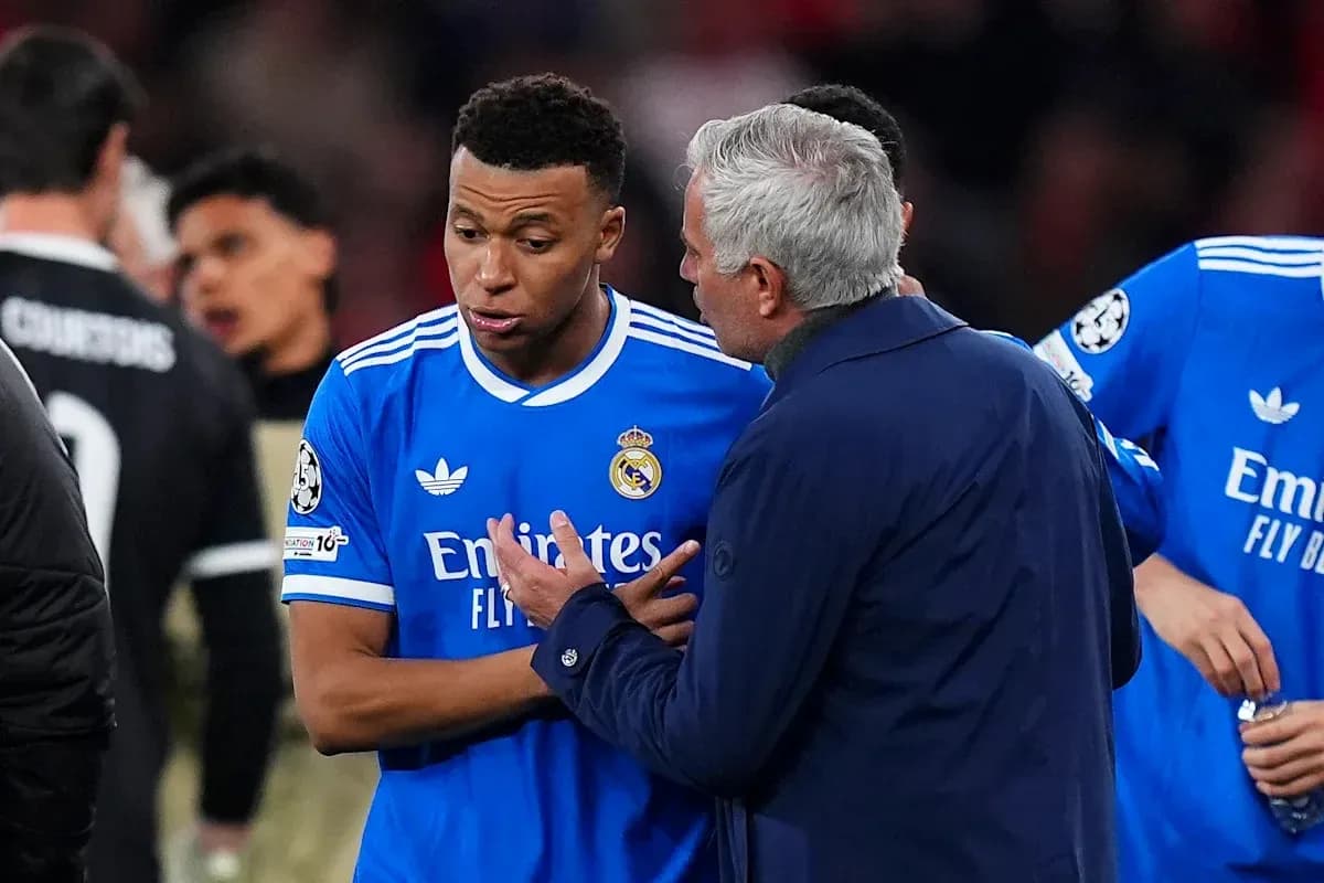Mbappé speaking with coach during match pause
