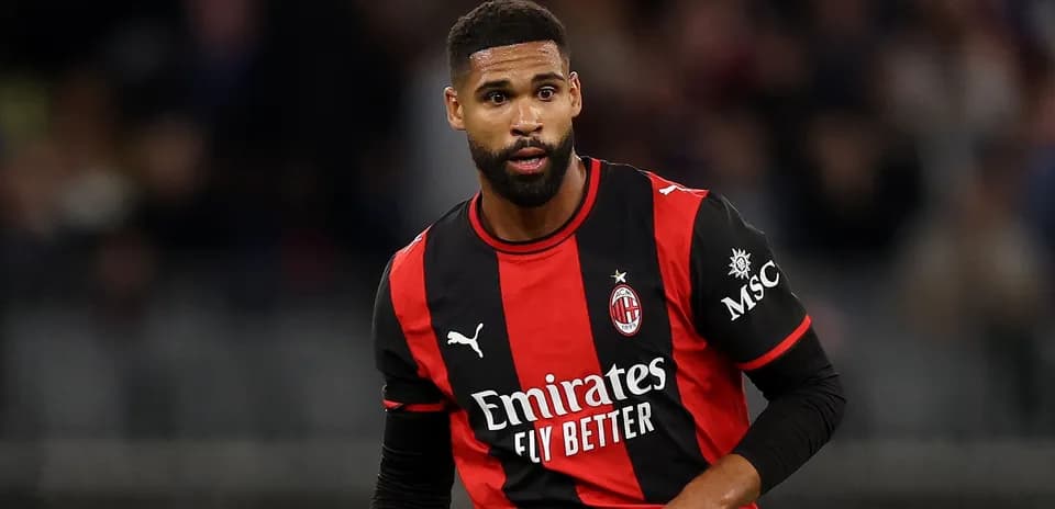 Futbolçu AC Milan formasında meydançada hərəkət edir