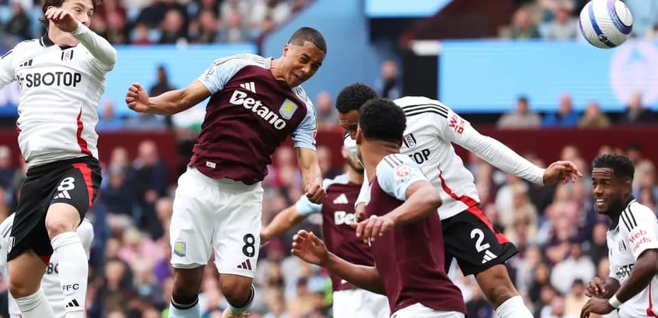Fulham və Aston Villa futbolçuları hava mübarizəsində