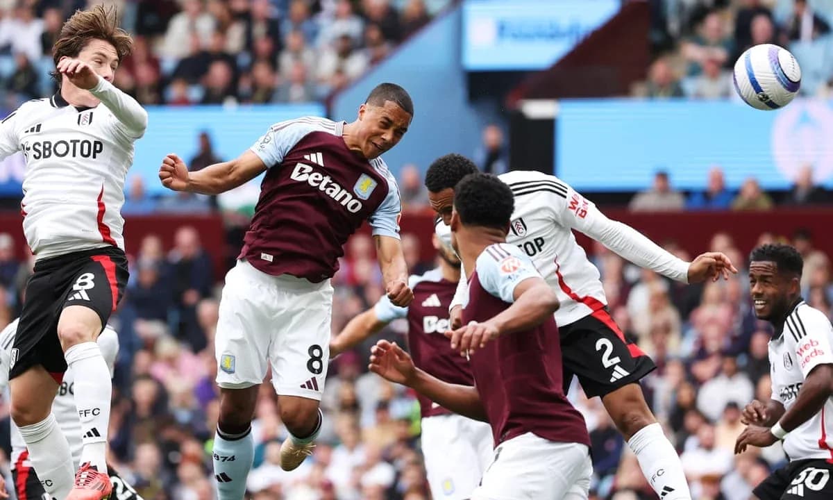 Fulham və Aston Villa futbolçuları hava mübarizəsində