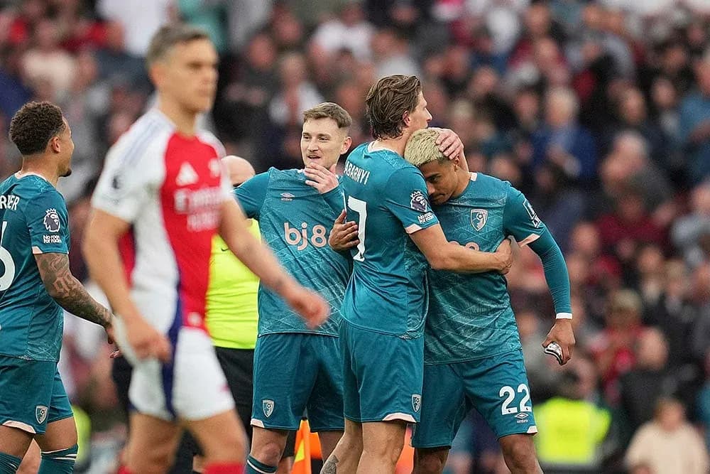 Bournemouth oyunçuları bir-birini təbrik edir