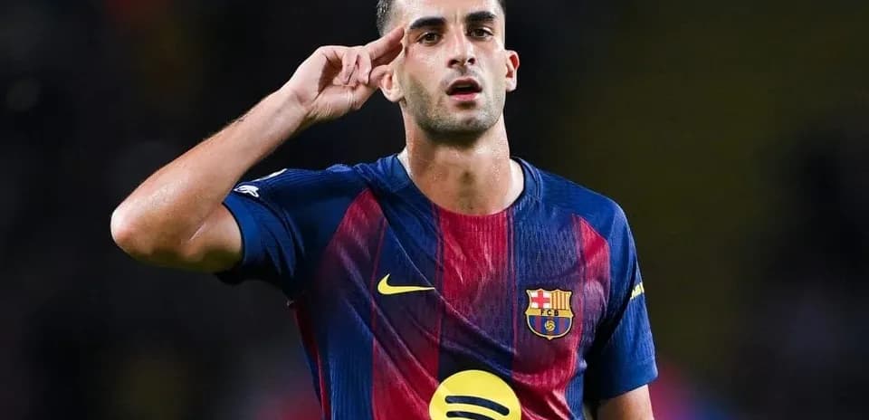 Futbolçu saluting fans during match celebration