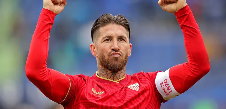 Futbolçu qələbədən sonra əllərini qaldırır