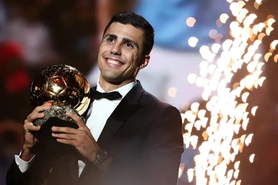 Futbolçu mükafat alarkən gülür