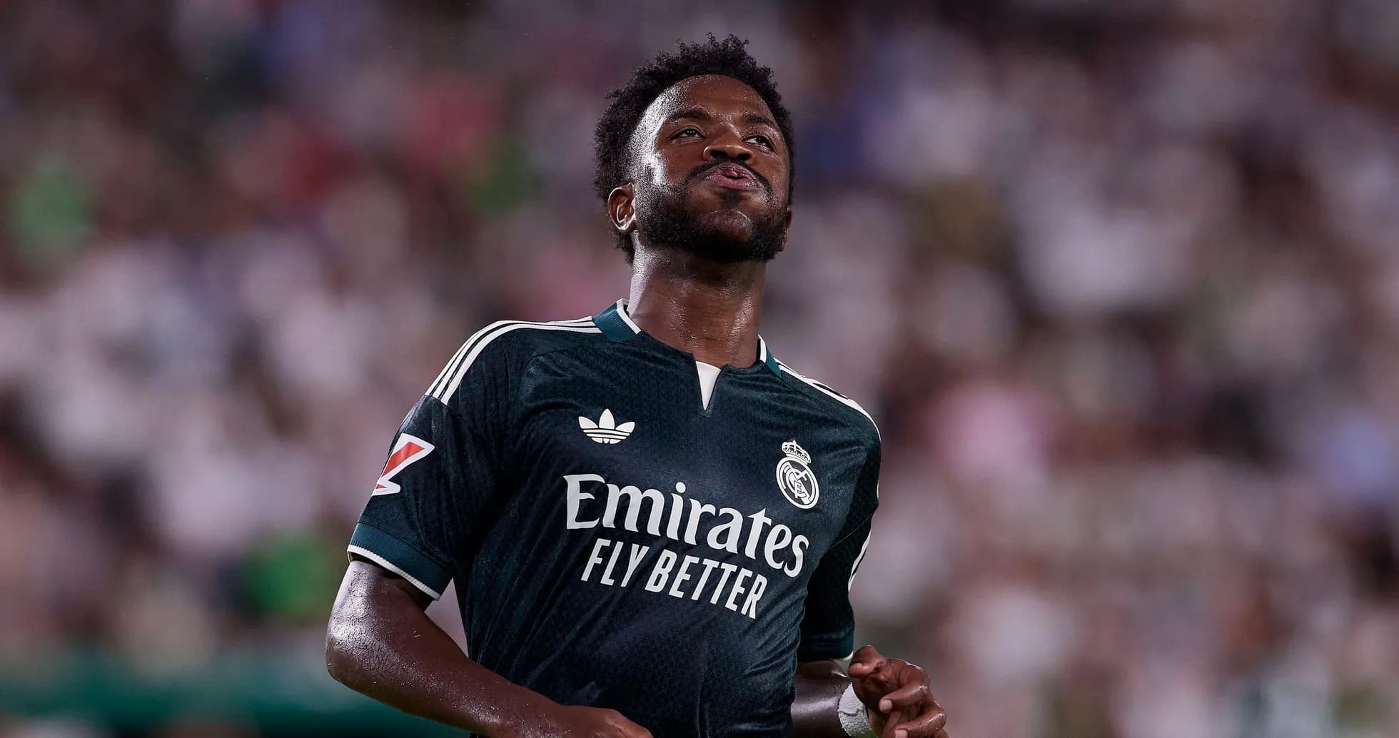Futbolçu Real Madrid formasında oyun zamanı