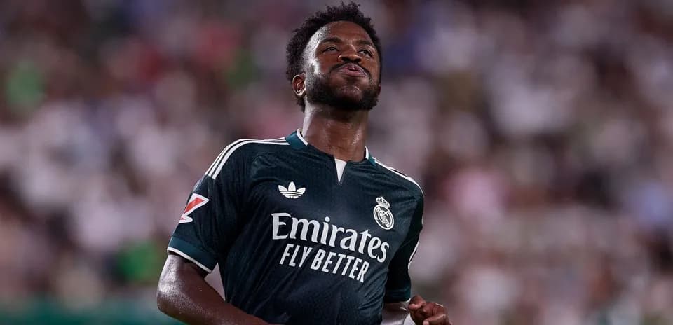 Futbolçu Real Madrid formasında oyun zamanı