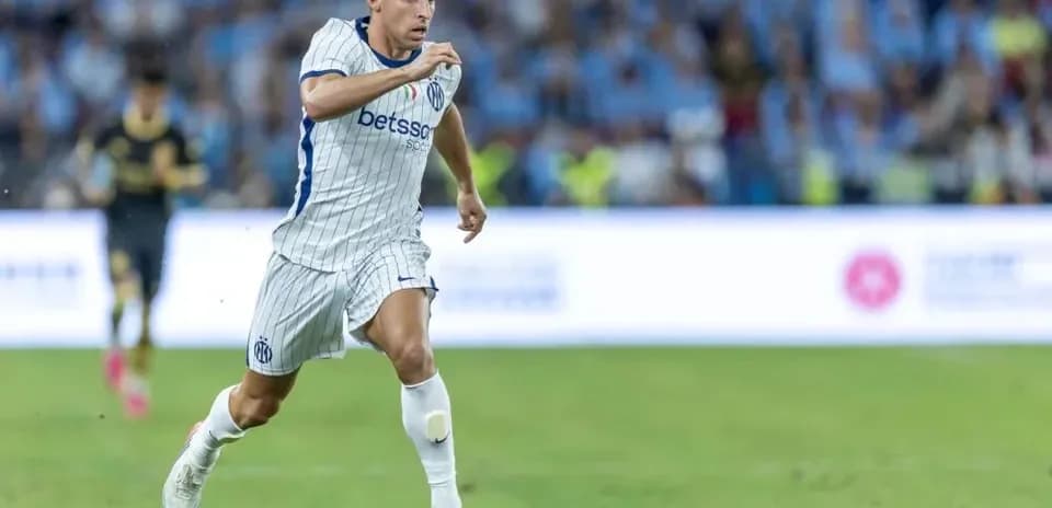 Futbolçu topu irəlilədərək qaçır