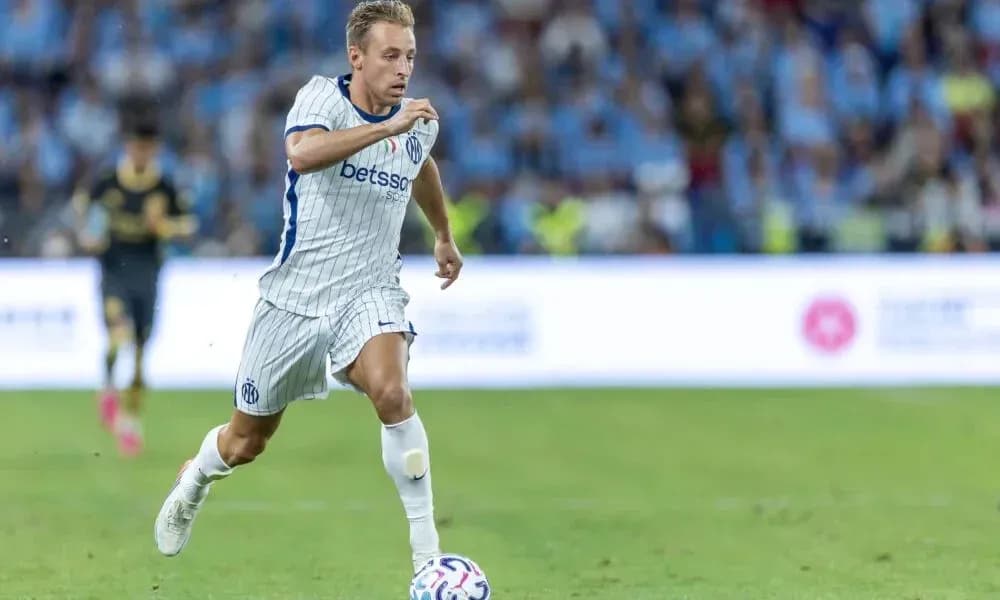 Futbolçu topu irəlilədərək qaçır