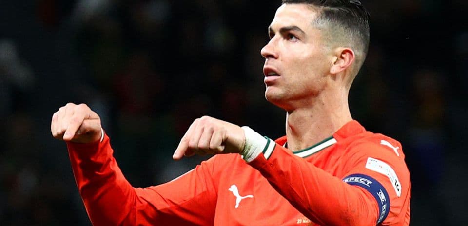 Futbolçu, qırmızı forma geyinərək hərəkət edir
