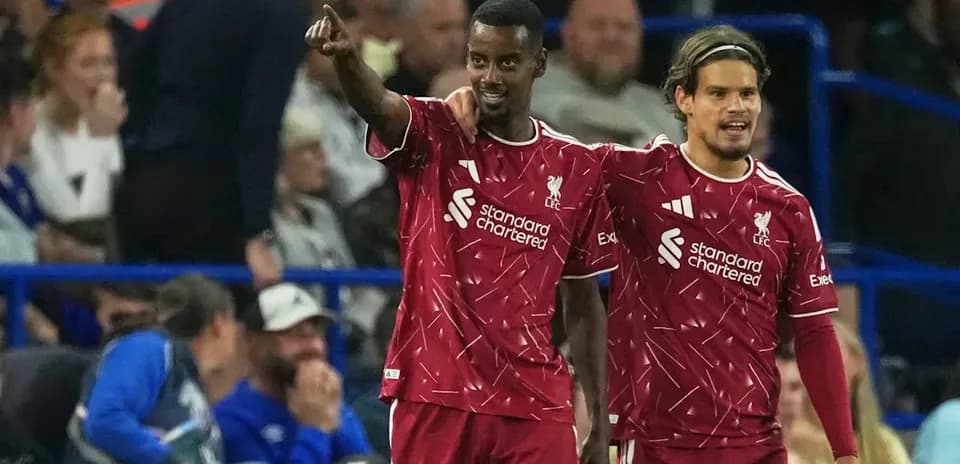 İki Liverpool oyunçusu bir-birini təbrik edir