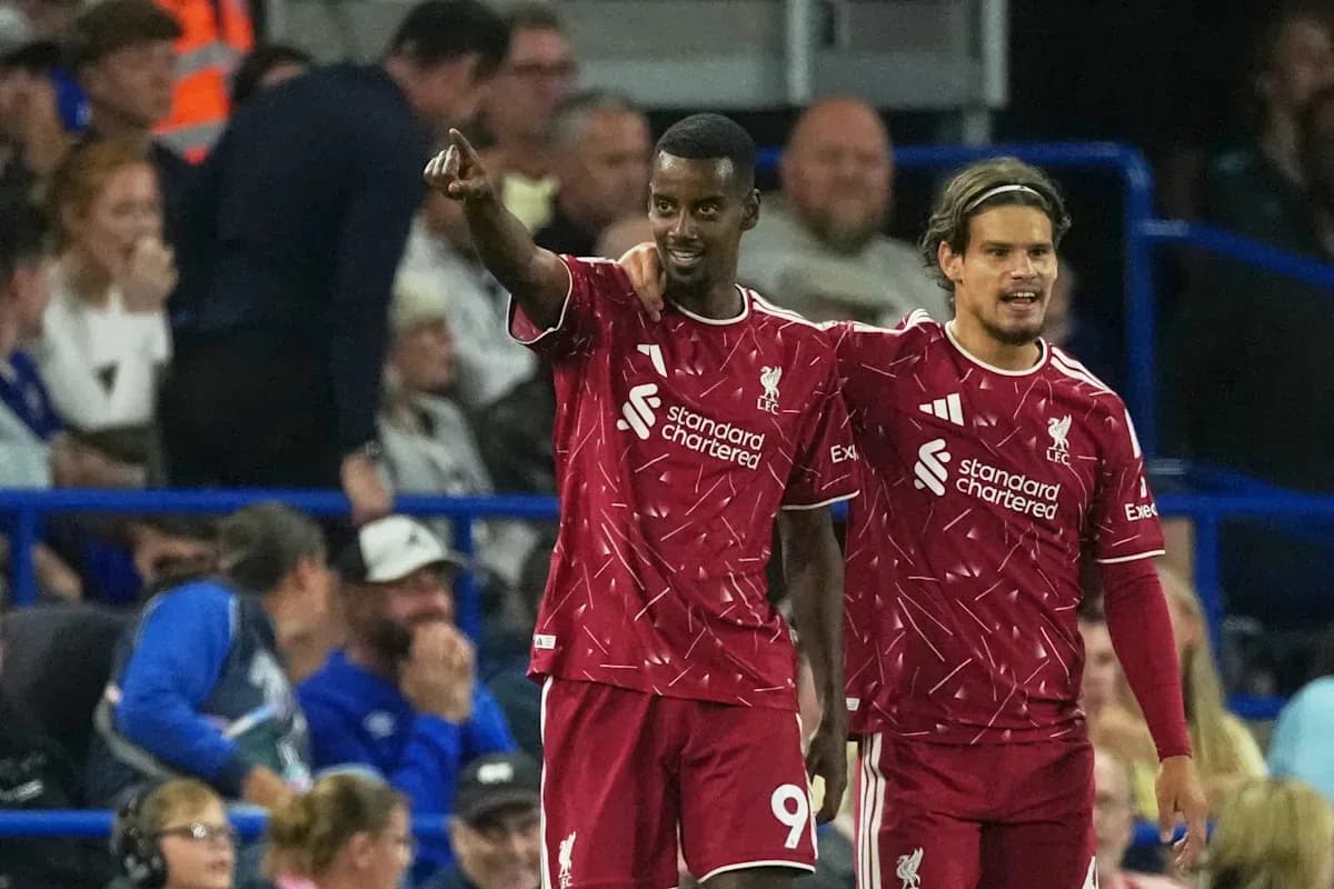 İki Liverpool oyunçusu bir-birini təbrik edir