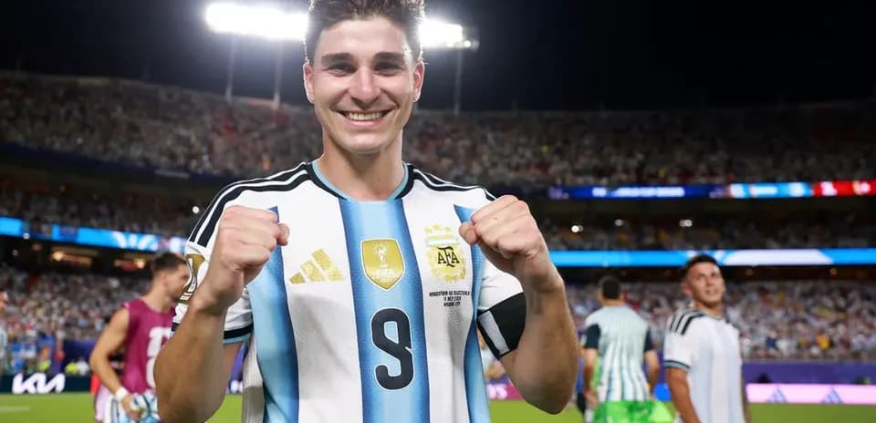 Futbolçu Argentina formasında sevinclə gülür