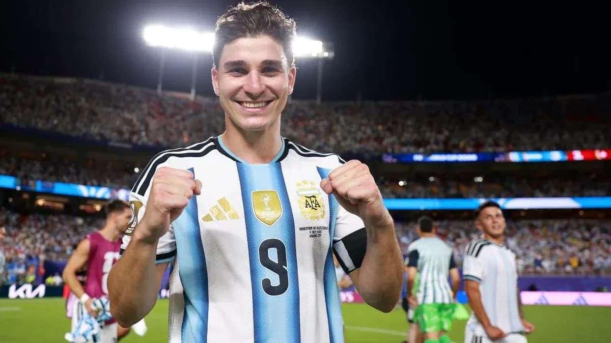 Futbolçu Argentina formasında sevinclə gülür