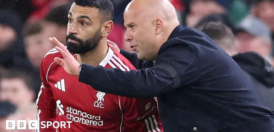 Futbolçu və məşqçi taktikaları müzakirə edir